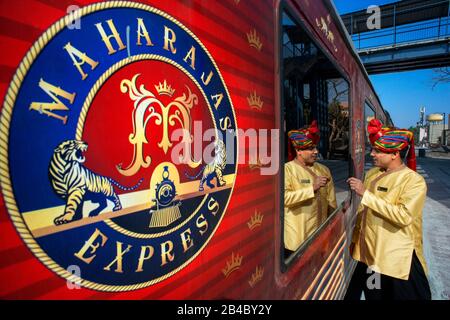 Luxuszug Maharajas Schnellzug im Jodhpur Bahnhof Rajasthan Indien. Stockfoto