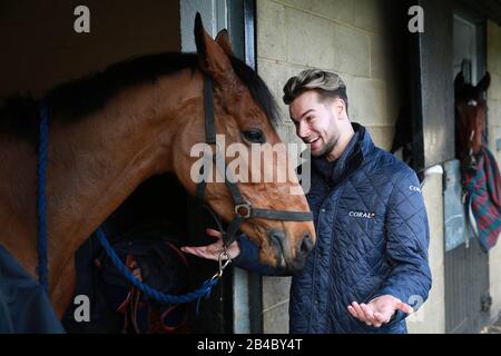 NUR FÜR REDAKTIONELLE VERWENDUNG Chris Hughes, Botschafterin für Coral Champions bei Jonjo O'Neill Racing in Cheltenham mit Rennpferd Annie Mc, startet einen Wettbewerb, um das Pferd für einen Tag zu besitzen, bevor sie am Donnerstag beim Cheltenham Festival an der Marsh Novices Chase der Klasse 1 teilnimmt. Stockfoto