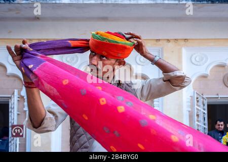 Hinduistische zeremonielle Wache, die Rajasthani-Turban im Mahrangarh Fort bei Jodhpur in Rajasthan, Nordindien, ansetzt. Dies ist eine der Exkursionen der Lu Stockfoto