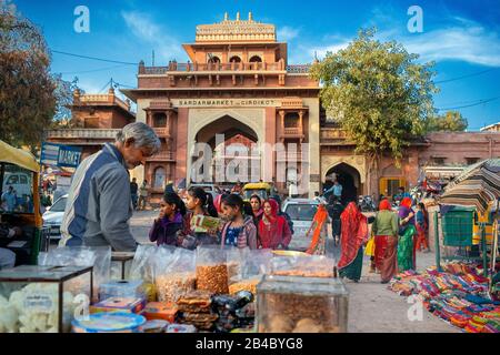 Mode- und Lebensmittelgeschäfte auf dem Sardar-Marktplatz in der Stadt Rajasthan in Jodhpur in Indien. Dies ist eine der Exkursionen des Luxuszuges Maharajas Express. Stockfoto