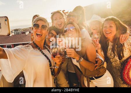 Glückskonzept für kaukasische junge Frauen Freunde lachen und haben Spaß in der Freundschaft, ein selfie-bild mit einem Smartphone zu machen - Sonne in Hintergrundbeleuchtung und Ansicht Stockfoto