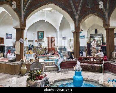 Kashan, Iran. April 2017. Stadtansicht von Kashan - Das Teehaus Hamam-e Khan im Basar der iranischen Stadt Kashan, aufgenommen am 29. April 2017. Weltweite Nutzung Credit: Dpa / Alamy Live News Stockfoto