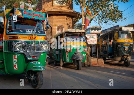 Tuk Tuks oder Rickshaws warten außerhalb von Sardar Bazaar, Jodhpur, Rajasthan, Indien. Dies ist eine der Exkursionen des Luxuszuges Maharajas Express. Stockfoto