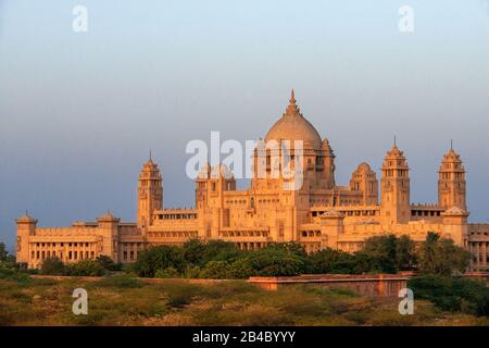 Umaid Bhawan Palace Hotel aus Hanwant Mahal Restaurant in Jodhpur Rajasthan Indien. Dies ist eine der Exkursionen des Luxuszuges Maharajas Express Stockfoto