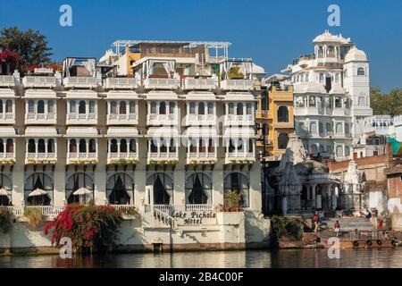 Lake Pichola Hotel im Lake Pichola Udaipur Rajasthan Indien. Dies ist eine der Exkursionen des Luxuszuges Maharajas Express. Stockfoto