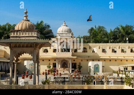 Jagmandir-Palast auf der Jagmandir-Insel im See Pichola Udaipur Rajasthan Indien. Dies ist eine der Exkursionen des Luxuszuges Maharajas Express. Stockfoto