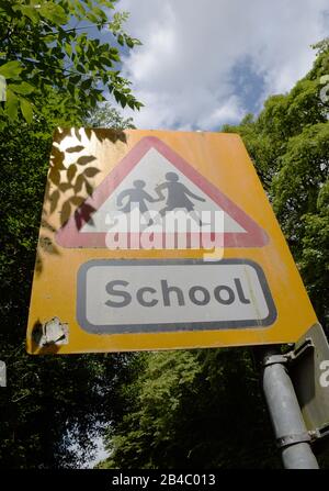 Warnschild: Schuldurchfahrt auf der Straße Stockfoto