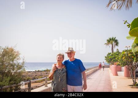 Das Glück im Ruhestand Menschen mit kaukasischen Senioren Paar glücklich umarmende Achtandere mit Liebe - für immer Konzept und genießen Sie Outdoor-Freizeit Stockfoto