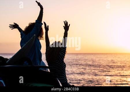 Glück und gelungenes Konzept mit ein paar Frauen junge Freunde genießen den Sonnenuntergang im Urlaub Sommerurlaub - fröhlich und Menschen in der Freizeit im Freien - Meer- und Sonnenhintergrund Stockfoto