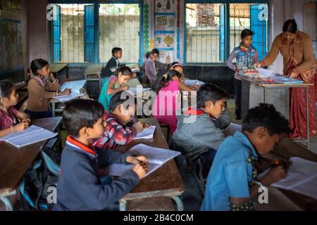 Kinder in der Schule im Dorf Raiyoli in Balasinor Gujarat Rajasthan Indien. Dies ist eine der Exkursionen des Luxuszuges Maharajas Express. Stockfoto