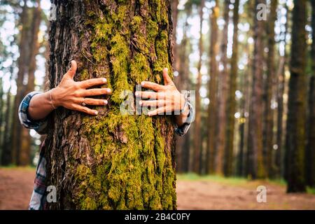 Umwelt- und Umweltkonzept mit kaukasischen Menschen Frau umarmt einen grünen Baum im Außenwald - Natur und ökologischer Lebensstil - verändern Sie die Welt - Welttag und Schutz für Leben und Planeten Stockfoto