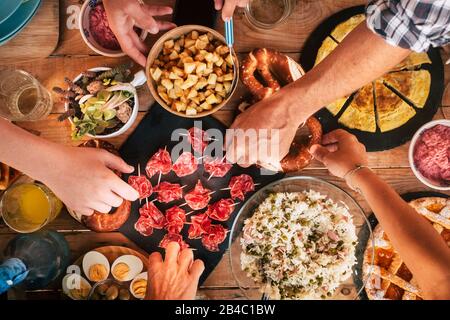 Leute Geniessen Freunde Konzept Leckeres Mittag Oder Abendessen Konzept Mit Draufsicht Tisch Voller Essen Und Freunde Menschen Nehmen Und Servieren Zu Ea Stockfotografie Alamy