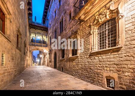 Blick auf die Straße Carrer del Bisbe mit Brücke Pont del Bisbe, Gotisches Viertel, Barcelona, Katalonien, Spanien Stockfoto