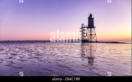 Der Leuchtturm Obereversand in der Nähe des Dorfes Dorum-Neufeld bei Sonnenuntergang Stockfoto