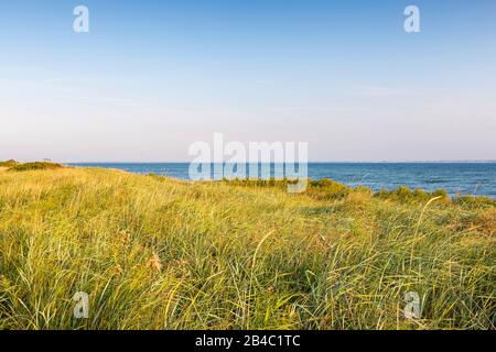 Der Strand am Leuchtturm Flügge Fluegge (Deutsch) An einem warmen Sommertag auf der deutschen Insel Fehmarn.. Es war von 1914 bis 1915 errichten. Stockfoto