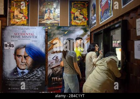 Ticketschalter im Regal Cinema Colaba Mumbai Old Famous Art Deco mit bollywood-filmen in Mumbai Bombai India Stockfoto