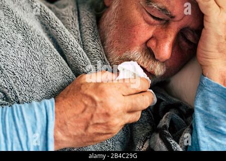 Alte Leute älterer Mann mit wintersaisonaler Krankheit Fieber kalte Probleme mit dem Trinken einer Apotheke oder heißem Tee, um gesund zu werden - Konzept des reifen pensionierten mit Krankheit Stockfoto