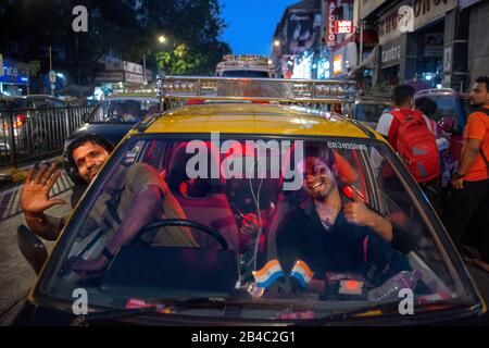 Schwarzer Taxiwagen nachts an der Shahid Bhagat Singh Road in Apollo Bandar in Mumbai Bombay India Stockfoto