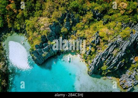 Meeresreservat El Nido Palawan Philippinen, Luftansicht des tropischen Paradieses türkisfarbene Lagune und scharfe Kalkfelsen. Stockfoto