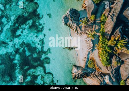 Luftbild des berühmten paradiesischen tropischen Strandes Anse Source d'Argent auf der Insel La Digue auf den Seychellen. Sommerurlaub, Reise- und Lifestyle-Konzept. Stockfoto