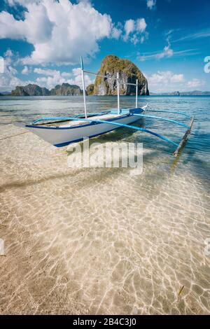 Cloudscape über malerische Lagune mit Boot in El Nido, Palawan, Philippinen. Einzigartige Plätze unglaubliche Natur. Stockfoto