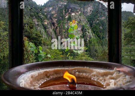 Butterlampen werden von Pilgern angeboten, die am Fuße des Berges unterhalb des Nistklosters Taktsang Goemba oder Tigers im Paro-Tal, Bhutan, Asi, aufgestellt sind Stockfoto