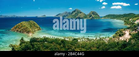 Panoramaaussicht auf den Strand Las Cabanas und die Meeresbucht in El Nido, Palawan, Philippinen. Stockfoto