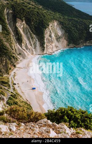 Allein ein Touristenzelt am berühmten Myrtos Beach. Große Schaumwellen rollen in Richtung Bucht. Kefalonia, Griechenland. Stockfoto