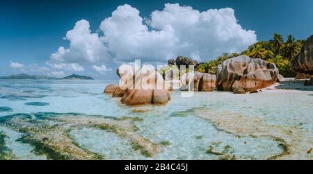 Beeindruckende Cloudscape am schönen Strand Anse Source d'Argent, La Digue Island, Seychellen. Spektakuläre Lage. Stockfoto