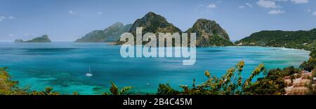 Corong Corong Beach, El Nido, Palawan, Philippinen fantastische Natur, Panoramaaussicht von oben. Tropische immergrüne Inseln und blaue Lagune mit oralem Riff. Stockfoto