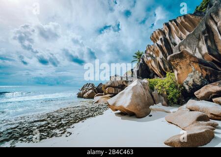 Malerische Felsbrocken aus Granit am tropischen weißen Strand Grand Anse, Insel La Digue, Seychellen. Stockfoto