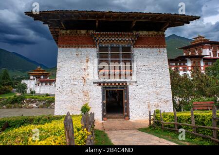 Das Kloster Punakha Dzong, das bhutanische Himalaya-Gebirge, Wurde ursprünglich in 1300 Jahren erbaut. Heilige Stätte für bhutanische Menschen an den Flüssen Phochu und Mochu, Blau-Gree Stockfoto