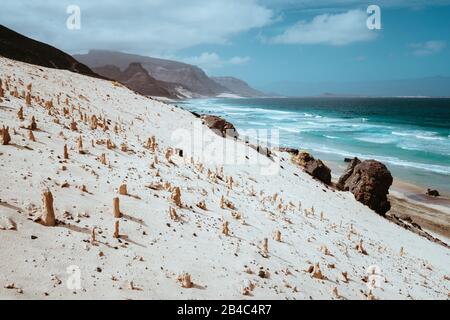 Bizarre Sandsteinformationen in der Mondlandschaft an der Küste der Insel Sao Vicente Kap Verde. Horizontaler Schuss Stockfoto