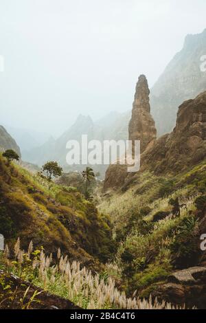 Santo Antao. Kap verde. Xo-Xo-Tal mit amazin Bergspitzen. Viele kultivierte Pflanzen wachsen im Tal zwischen hohen Felsen. Aride und Erosion, von Staubluft bedeckt. Stockfoto