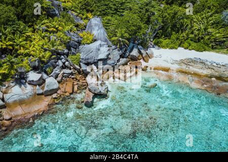 Luftdrone mit grandigem, tropischem Strand L Anse in La digue, Seychellen. Stockfoto
