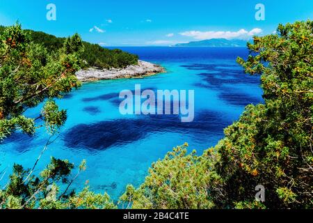 Dafnoudi Strand in Kefalonia, Griechenland. Remote Lagune mit reinem kristallklaren türkisblauen Meer Wasser, von Zypressen und weissen Felsen umgeben. Stockfoto