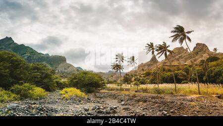 Panorama des ausgetrockneten Baches, umgeben von fruchtbarem grünen Tal und zerklüfteten Klippen. Santo Antao, Cabo Verde. Stockfoto