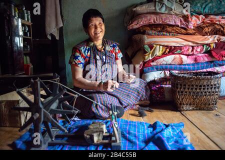 Lobesa-Dorf Punakha Bhutan EINE Frau näht Kleidung in ihrem Haus. Stockfoto