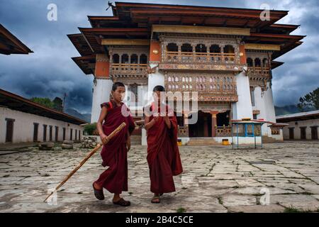 Monks im Gangtey-Kloster, Phobjikha-Tal, Westbhutan, Asien. Das Kloster Gangteng, allgemein bekannt als Gangtey Gonpa oder Gangtey, ist ein Stockfoto