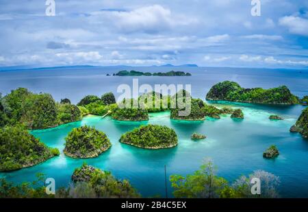 Pianemo-Inseln, Blaue Lagune mit grünen Rocken, Raja Ampat, Westpapua. Indonesien Stockfoto