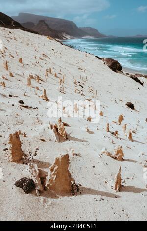 Bizarre Sandsteinformationen in der Mondlandschaft an der Küste der Insel Sao Vicente Kap Verde. Stockfoto