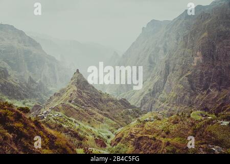 Traumhafte Atmosphäre im fruchtbaren Xo-xo Tal. Malerische Landschaft von blaugrünen Berghängen und Felsen. Santo Antao kap Verde. Stockfoto