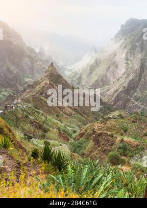 Berggipfel im Xo-Xo-Tal der Insel Santa Antao in Kap Verde. Landschaft vieler kultivierter Pflanzen im Tal zwischen hohen Felsen. Aride und Erosion Berggipfel unter heißer Sonneneinstrahlung. Stockfoto