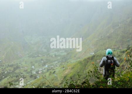 Ein Tourist mit Rucksack bewundern die ländliche Landschaft mit Bergrücken im Xo-Xo-Tal. Insel Santo Antao. Kap Verde. Stockfoto