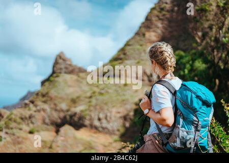 Frau mit Kamera und Rucksack vor den ariden Felsflossen auf der Insel Santo Antao, Cabo Verde. Stockfoto