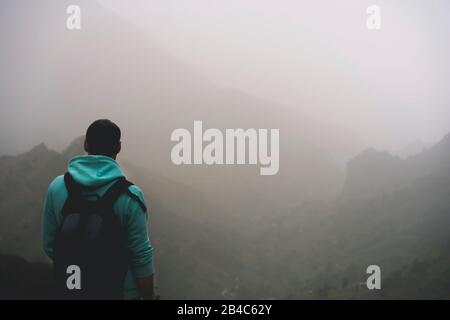 Reisende in Hoodie vor der ländlichen Landschaft mit Bergen und die Schlucht von Paul Tal. Santo Antao, Kap Verde. Moody. Stockfoto