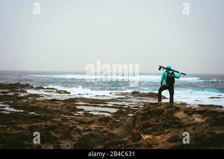 Foto mit Stativ Suche nach gutem Motiv. Wellen schlagen auf vulkanische felsige Küste. Insel Santo Antao, Kap Verde. Stockfoto