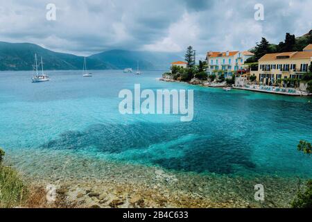 Wolken bewegen sich seekape über Fiskardo Dorf auf Kefalonia Insel Griechenland. Stockfoto