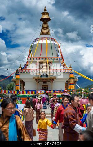 Great Prayer Festival mit Blumenschmuck im National Memorial Chorten Stupa in Thimphu Bhutan. Das jährliche Moelam Chenmo, das ist die Große Pr Stockfoto