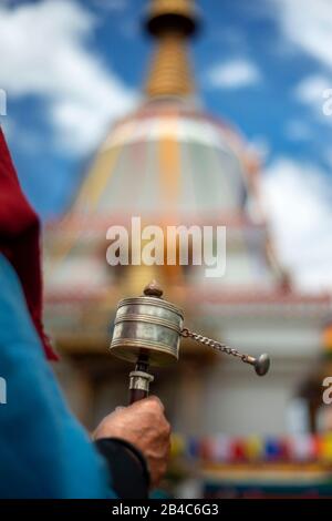 Widmet dem National Memorial Chorten Stupa in Thimphu Bhutan Gebeträder. Das jährliche Moelam Chenmo, das ist das Große Gebet-Festival an Stockfoto